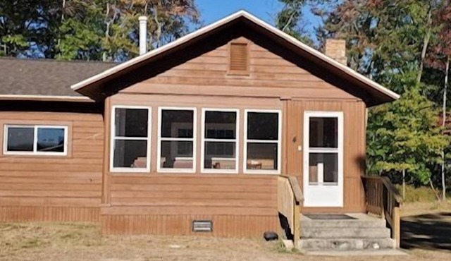 Stony Point Cabin #4 :Catch the Summer Breeze at Stony Point Cabin #4 – A Lakeside Retreat