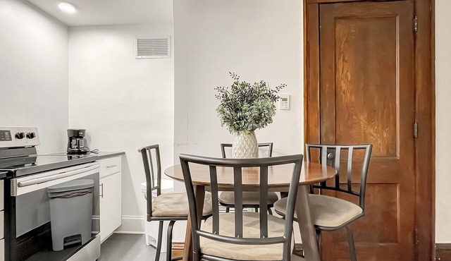 Studio Sleeps 4 - Next to 3 Breweries! in Des Moines