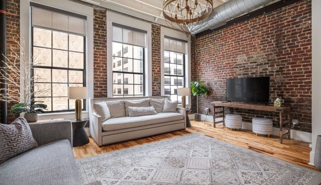 STUNNING 5★ LARGE Loft Downtown w/Indoor Parking
