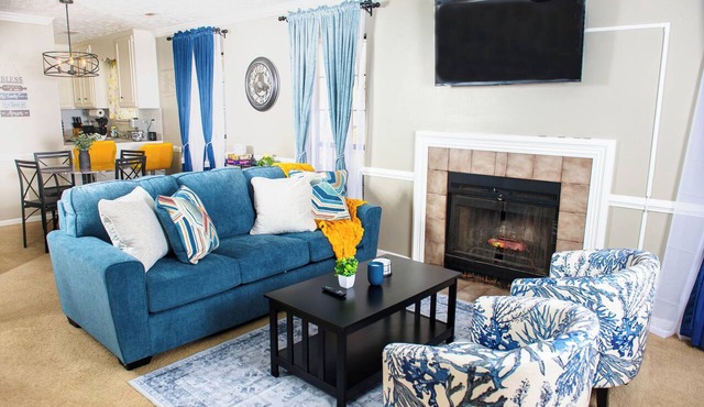 Stylish 2BR Retreat W/Fast Wi-Fi + Free Parking