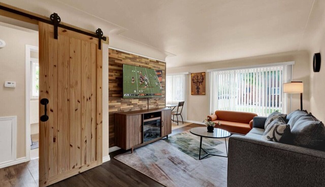 Stylish & Comfy Shleby Retreat ~ Patio ~ Parking!
