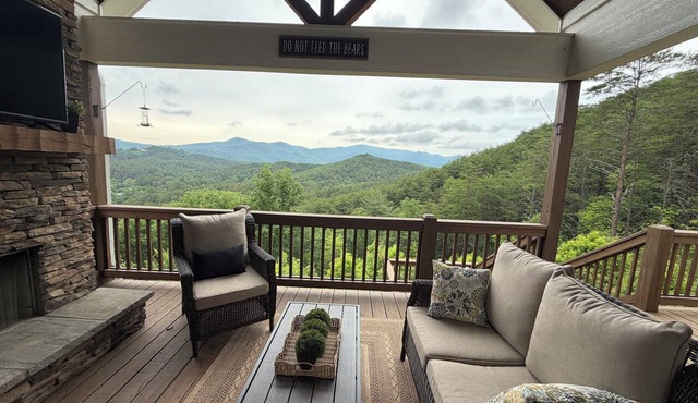 Stylish with Breathtaking views, 4bed, 4.5baths, pool table, fire pit and more!