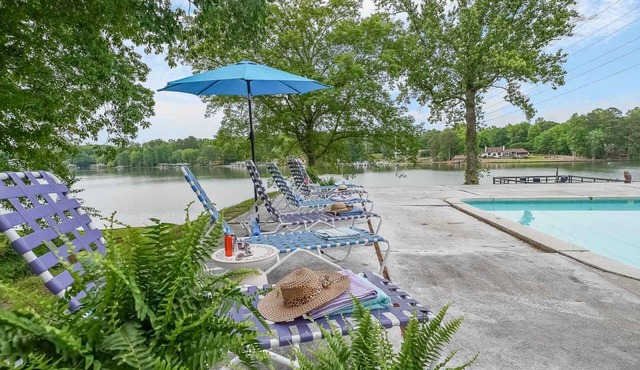 Summer Vacy/20-30 minutes to downtown Atlanta/Sleeps 12/Private Pool