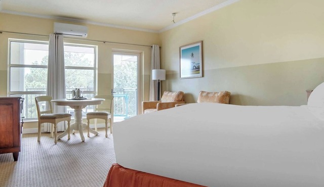 Sun-Drenched Studio w/Bay Views & Kitchenette: On-site Fitness Center & Pool