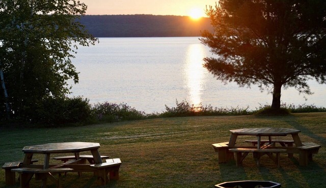Sunrise Bay Cottages: Rustic elegance for 32 people in 5 luxury cottages.