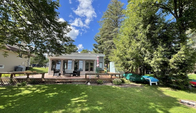 Sunrise Shores cottage on the beautiful Lake Mitchell