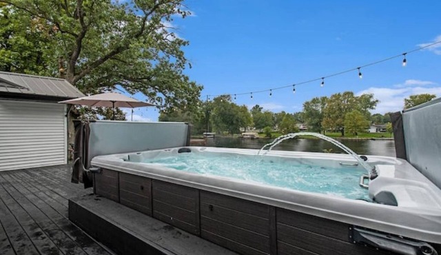 Sunset Point-Riverfront,SwimSpa,Kayaks,30 Min NDn in Elkhart