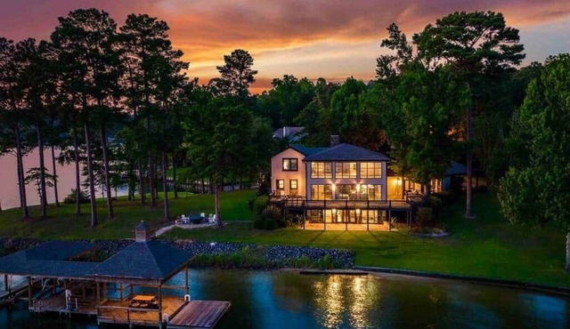 "Sunset Pointe" Exceptional Lake-front Home
