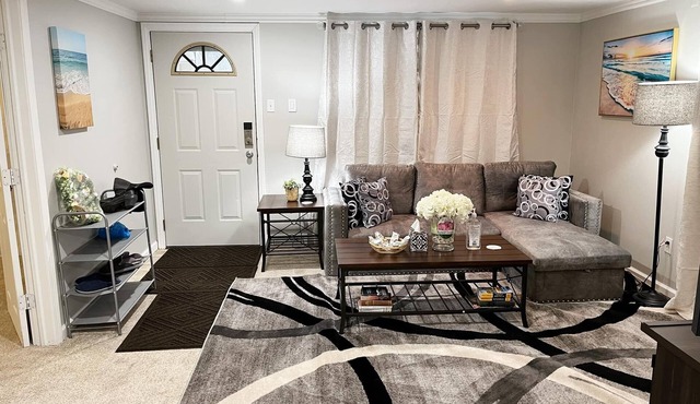Super Cute & Cozy Home with 65"TV, Grill, 3 beds, A C, Porch.