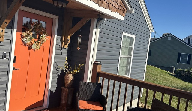 ★ Superhost Rated ★ Lily of the Valley Retreat - Steps to Downtown