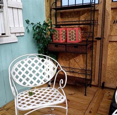Sweet Tiny House Perfect for a Romantic Retreat in Alabama