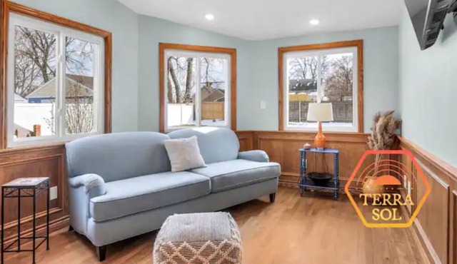 Terra Sol ☀️ Bright Home Conveniently Located!