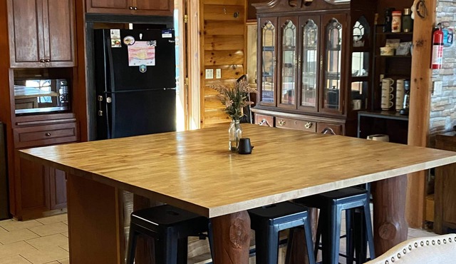 tGorgeous 4BR Log Retreat on 40 Acres —Pond View – Mid-Michigan—sleeps 11+
