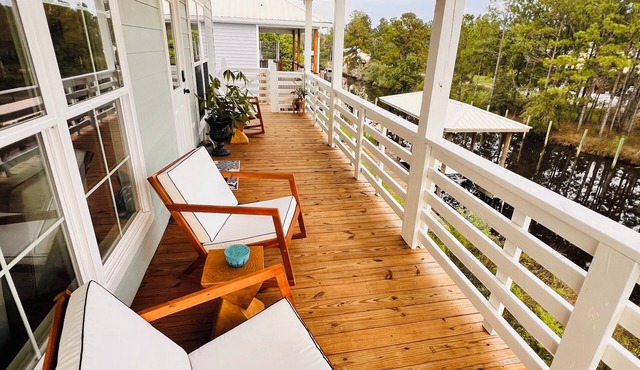 The Bay Stay has boat pier ~ 4 mi. to Beach. Cart into town- Close to Boat ramp