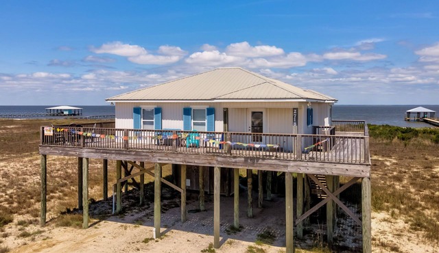 The Beach House! Bayfront, Pet Friendly, Sleeps 8