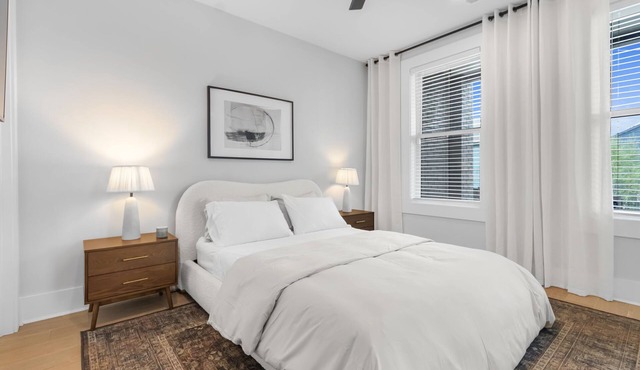 The Blackstone Manor - 4BR Home with Skyline View