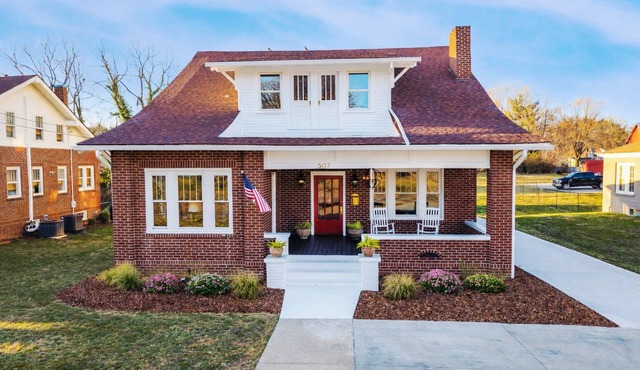 The Bungalow at Ye Olde Towne Gate - Historic Greeneville - Hot Tub