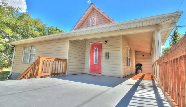 The Corner Cottage (+Patio, Fire Pit & Grill) in Mammoth Spring