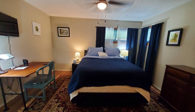 The Duplex - 2 bedroom/1 bath, full kitchen duplex unit - family & pet friendly.