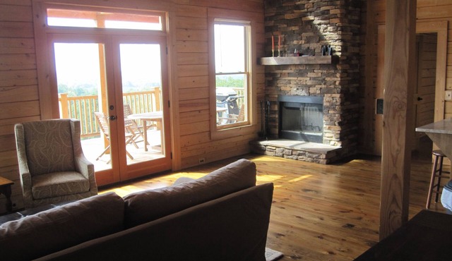 The Heights Cabin, solid wood log cabin with awesome views in Manchester
