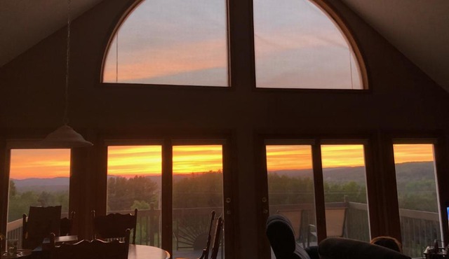 The Hilltop Retreat - Peaceful with Great Views!