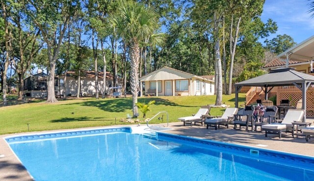 The Lakehouse - Pool & Lakefront!