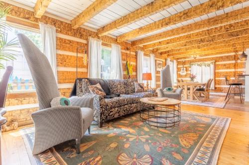 The Magic Cottage- Artsy Escape with Hot Tub & Charm