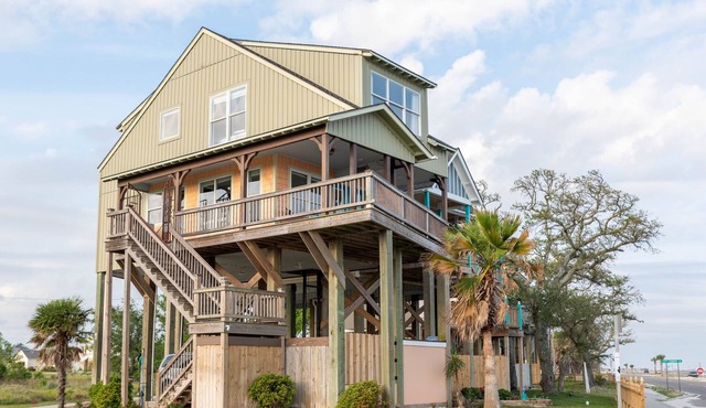 The Nest - A waterfront cottage sitting high above the tree tops