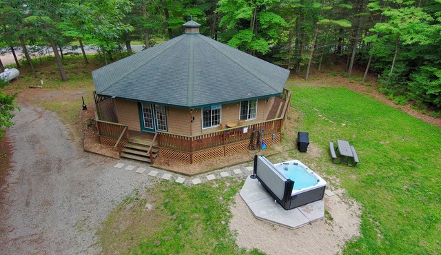 The Octagon & APT - Hot tub, Game room, 1.8 miles to Lake Michigan beach