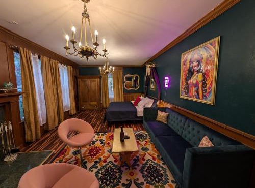 The Queen Hotel- Downtown Luxury
