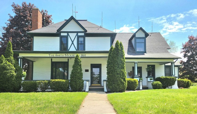 The Smith House Retreat w/HotTub, Bikes, Game/Movie Room, 10mins to Frankenmuth