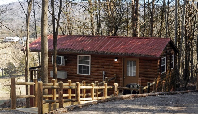 "The ToolShed" Cabin - A Pet Friendly Cabin with a view! Near Fall Creek Falls!