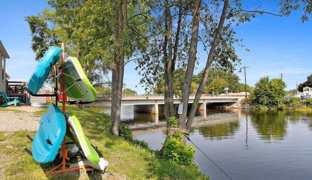 The Waterfront Side A - 4BR Villa on the RIVER in Oconto