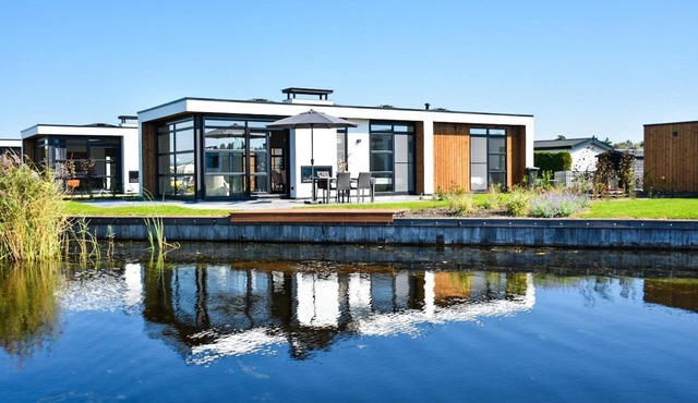 These luxurious, nice, and detached vacation villas for 4 people all have a unique view of the water. The luxurious villa offers lots of privacy, a high comfort level, and has a spacious, hardwood outdoor deck. All ingredients to enjoy an amazing tim in Loosdrecht