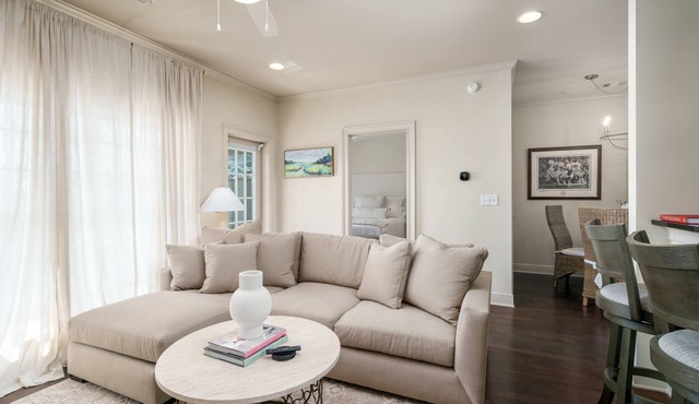 TideSide: Your Premier 2-Bedroom Retreat Near Campus & Stadium