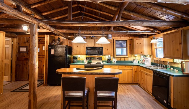 ♣ Timeless Charm 3BDR Whirlpool River Lodge in Grayling