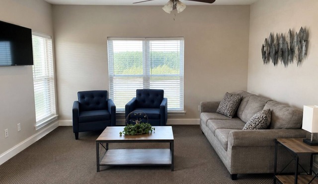 Top-Floor Retreat · 3BR 2BA · King Beds · W/D