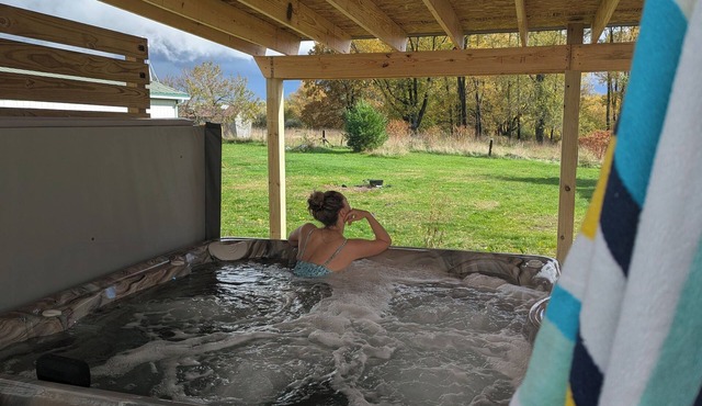 Tranquil Countryside Retreat Near Michigan Wine Trail With Hot Tub