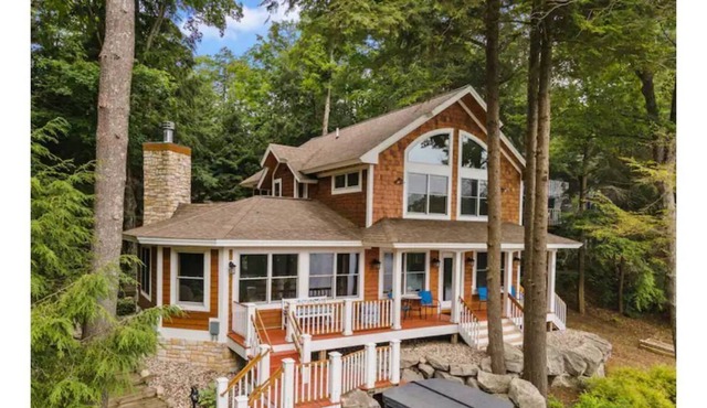 Tranquil Private Lakefront 4BD Cottage with All Seasons Outdoor Hot tub