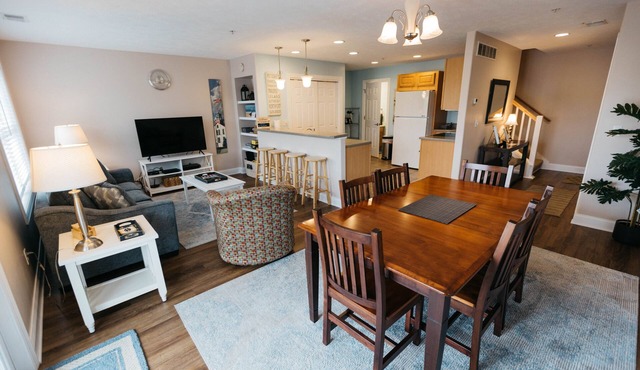 Traverse City condo Near town, beaches and parks!