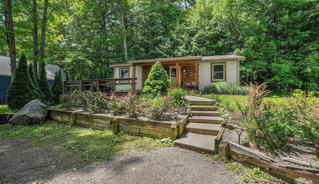 Traverse City M-22 Cottage | Hot Tub, Beach Access