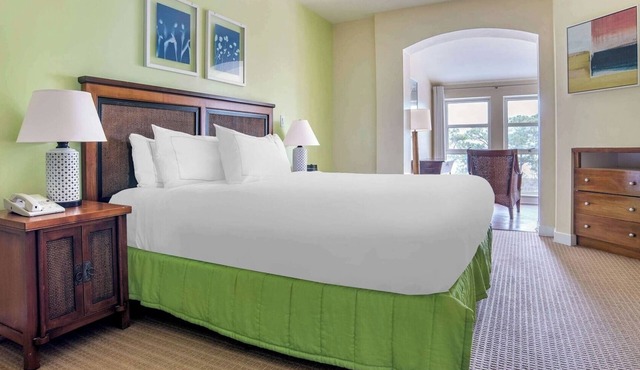 Tropical 1BR Suite w/2 Baths: Near Roberto’s Pizza & Village Eateries
