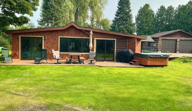 Trout Hollow Waterfront Cabin 2 BR, Sleeps 6, Riverfront Hottub Traverse City Mi
