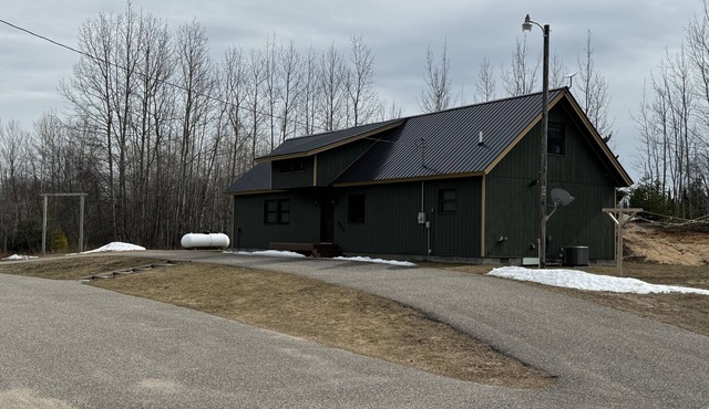 TROUT LAKE - Unique U.P. Lodge on Trail - Sleeps 18 - Starlink internet!