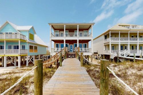 Unforgettable Beachfront Condo wBalcony Gulf Views AC Shared Pool Hot Tub