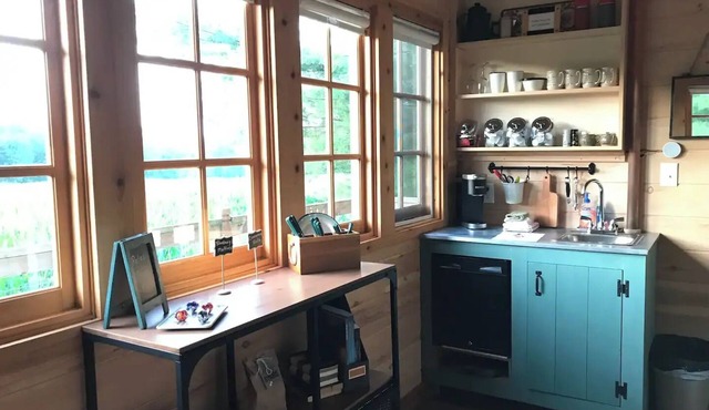 Unique treehouse cabin with all amenities inspired by forest ranger lookout. in East Leroy
