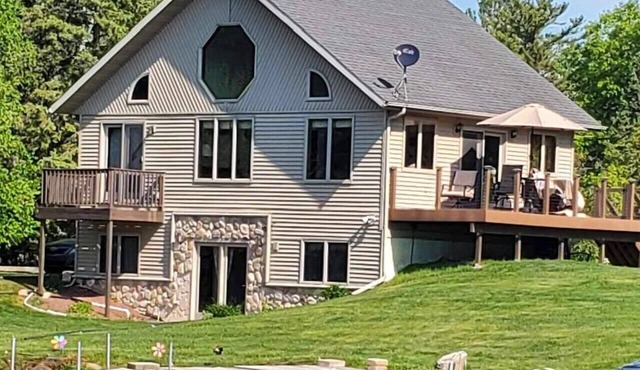 UP Lake Home with access to 3 lakes - fish, swim, relax! WIFI