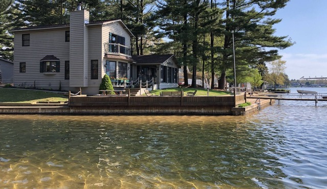 Upper Silver Lake, Beautiful 5 Bedroom Lake Front Log Cabin Style Home