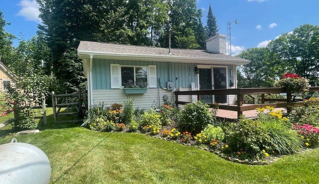 Views, Vibes & Vacation Time-2 BR Lakeview Stay in McMillan Sleeps 10