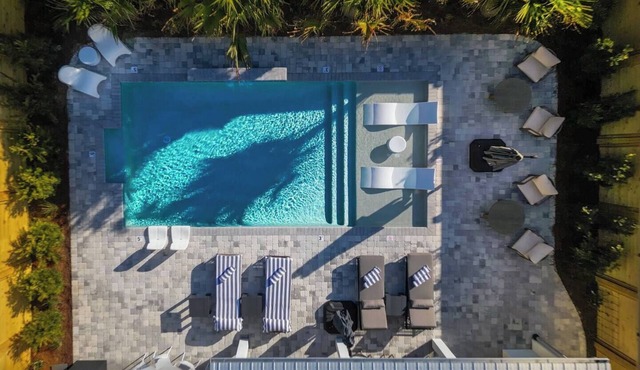 Villa Jasmine PCB - Luxury Oasis, Private Pool, 6 Seat Golf Cart & Steps to B.